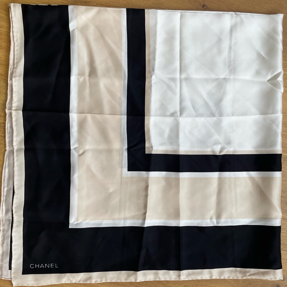 Square scarf - Picture 3 of 4